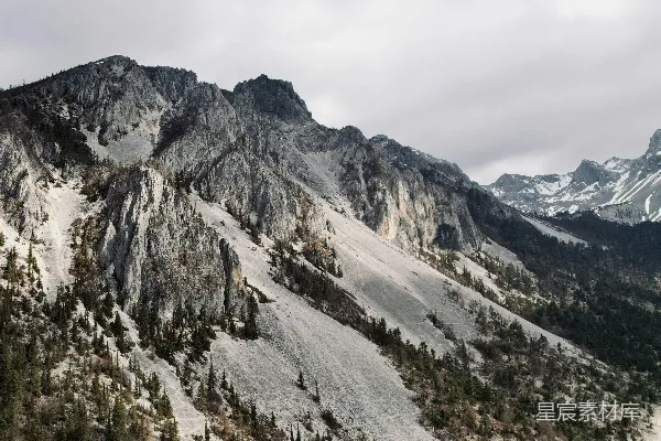高清摄影 阴云密布的崎岖山坡