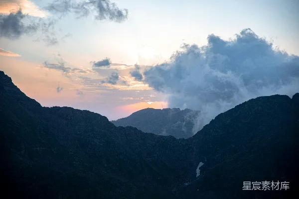 高清摄影 夕阳正照耀着山脉。