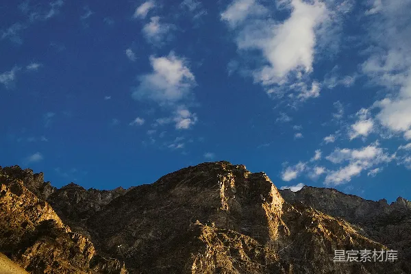 高清摄影 一座岩石山和蓝天