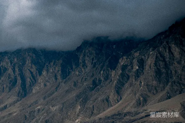 高清摄影 白天，白云下棕色和灰色的山脉。