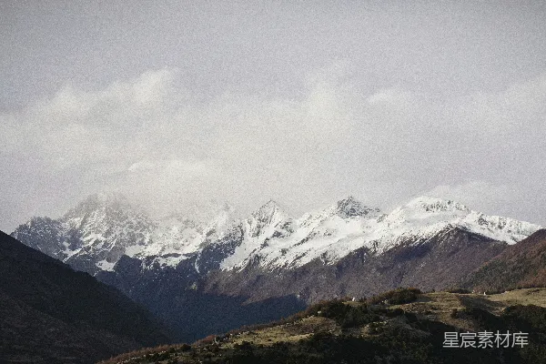 高清摄影 云层笼罩下的雪山