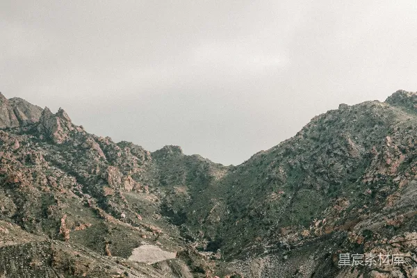 高清摄影 一条道路穿过一座山的景色。
