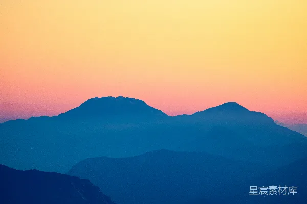 高清摄影 剪影状的山峰映衬在绚丽的夕阳天空下。