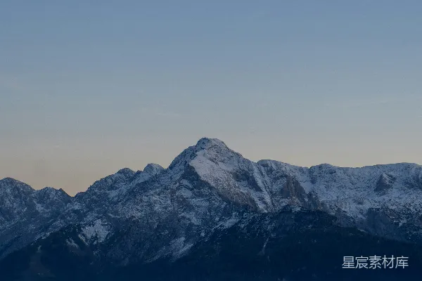 高清摄影 一座覆盖着积雪的山脉的景色