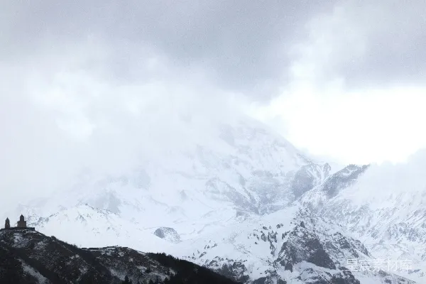 高清摄影 几个人站在覆盖着雪的山顶上。
