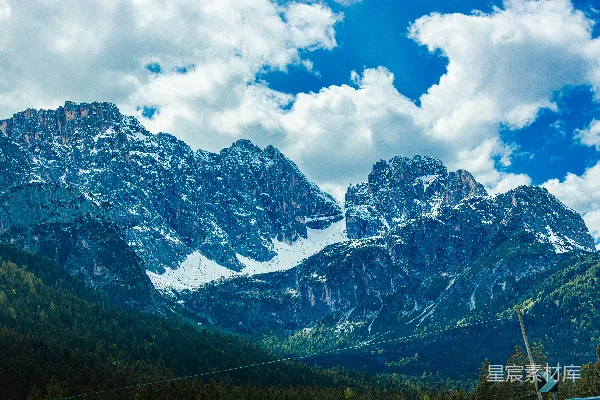 高清摄影 壮丽的雪山在湛蓝的天空下。