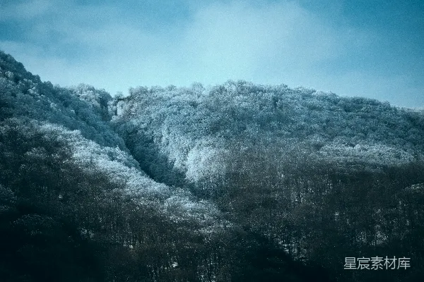 高清摄影 白雪覆盖的山峰在蓝天之下