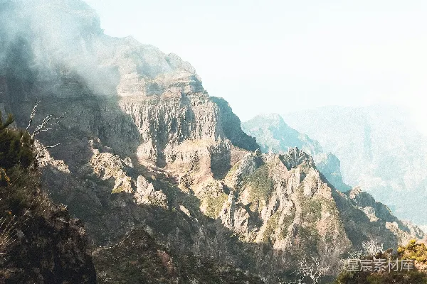 高清摄影 一座山脉的景色，背景中有树木和山脉。