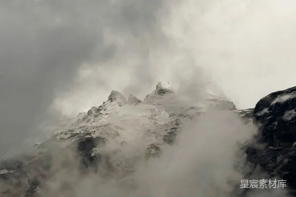 高清摄影 被薄雾笼罩着的雪山峰顶。