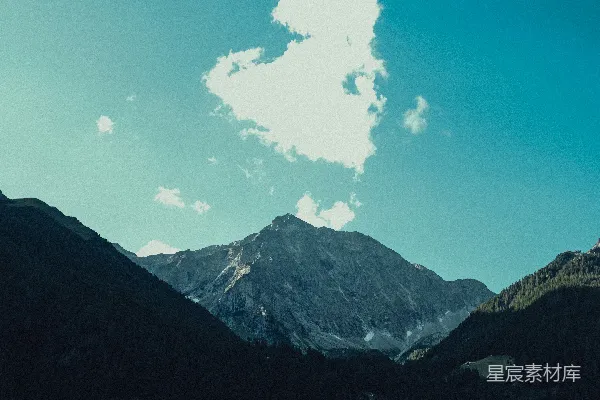 高清摄影 巍峨的山峰在晴朗的蓝天之下。