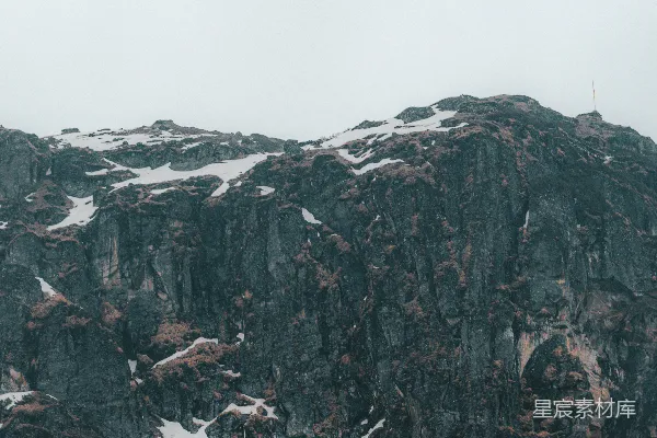 高清摄影 积雪覆盖的岩石山峰。