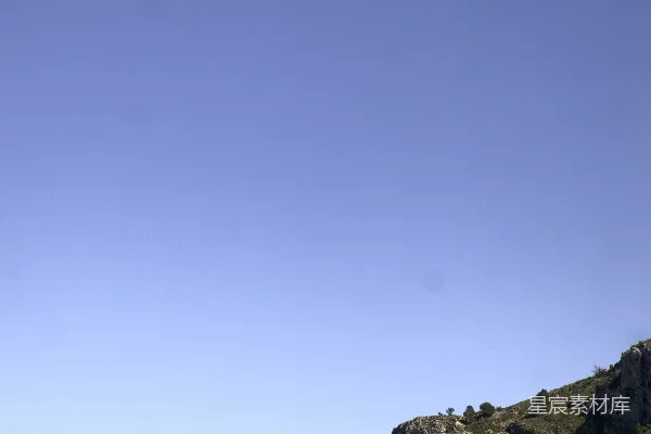 高清摄影 蓝天如洗，岩石峻岭，绿意盎然。