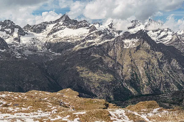 高清摄影 雪山连绵、岩石地貌的全景。
