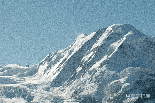 高清摄影 一个男人站在覆盖着雪的山顶上