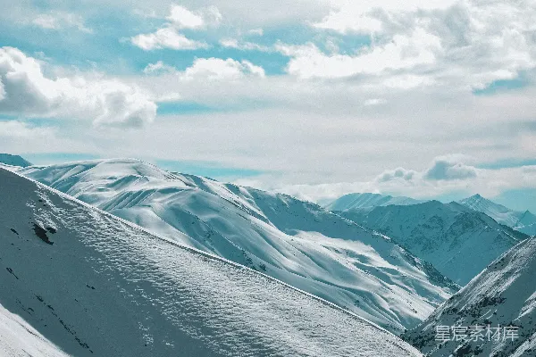 高清摄影 一个男人在积雪覆盖的斜坡上滑滑雪板。