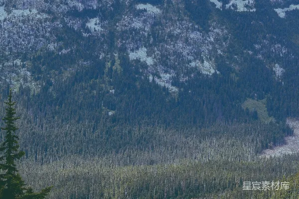 高清摄影 一座山脉的远景，前景中有一片湖泊。