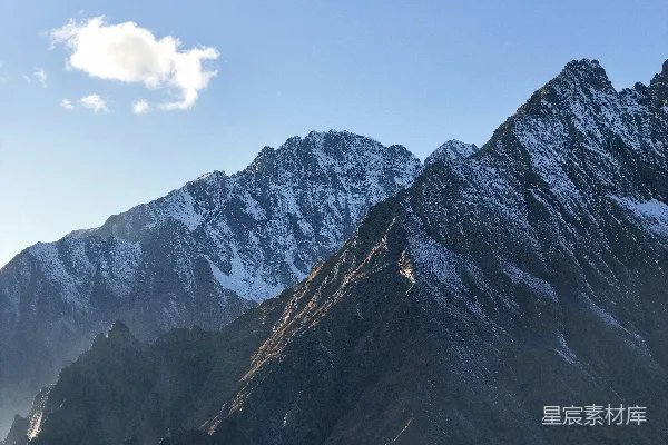 高清摄影 蓝天下的雪山。