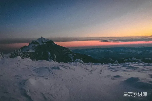 高清摄影 落日余晖下的积雪覆盖的山峰