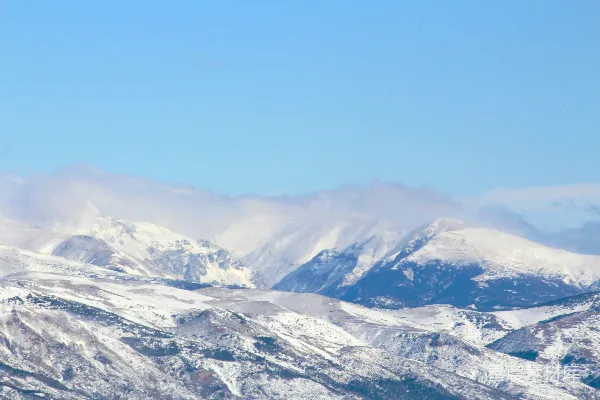 高清摄影 白天蓝天下的积雪覆盖的山脉