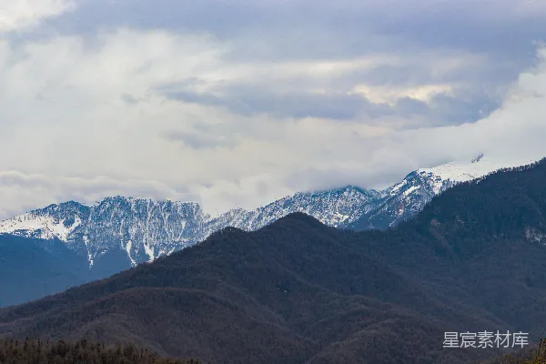 高清摄影 白天阴云密布下的积雪覆盖的山峰