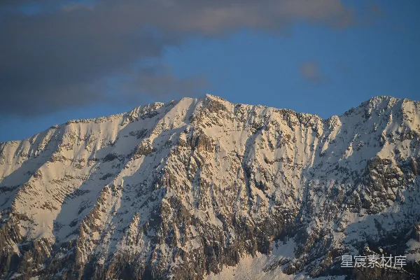 高清摄影 蓝天下的积雪覆盖的山峰。
