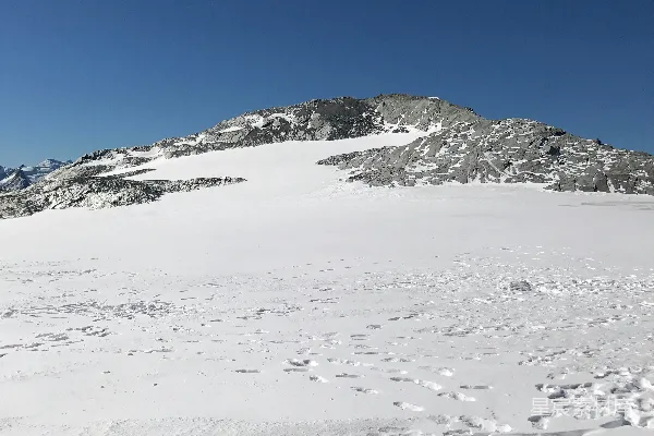 高清摄影 蓝天下的白灰色山峰