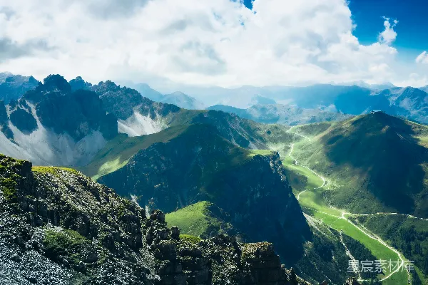 高清摄影 两山之间的山谷