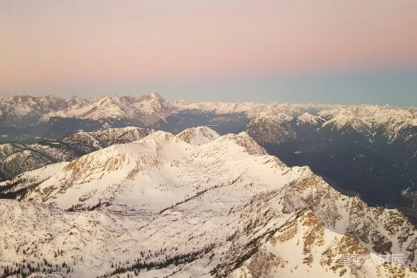 高清摄影 一座被雪覆盖的山脉景观