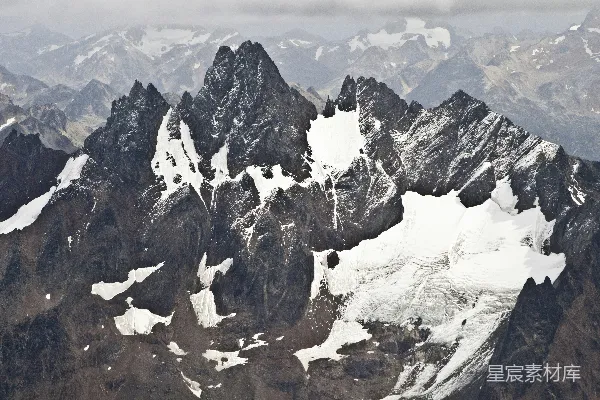 高清摄影 一座被雪和云覆盖的山脉