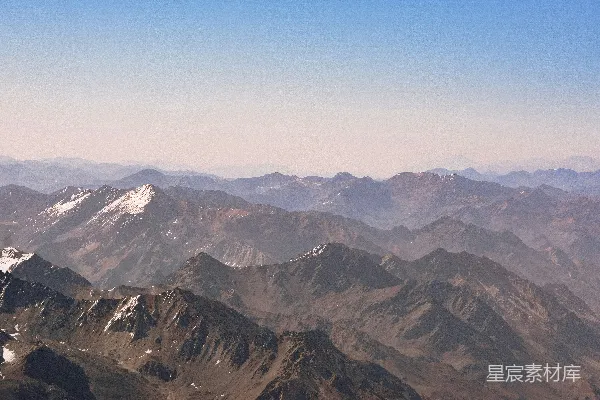 高清摄影 从飞机上看到的一座山脉的景象