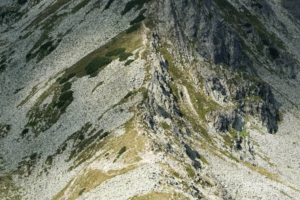 高清摄影 一座非常高大的山，一侧非常陡峭。