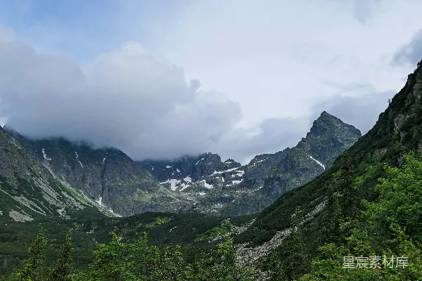 高清摄影 山脉全景，天空中有云。