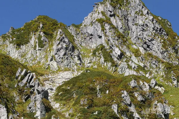 高清摄影 一座山下有一片草地