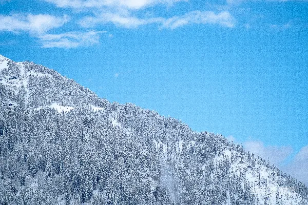 高清摄影 一座雪山，蓝天白云