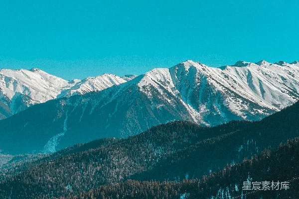 高清摄影 白天蓝天下的积雪覆盖的山