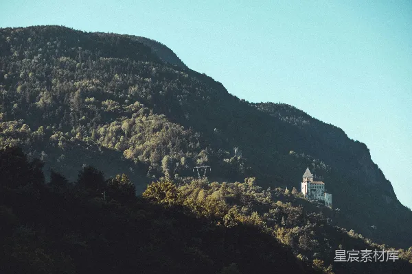 高清摄影 白天山顶上的白色混凝土建筑