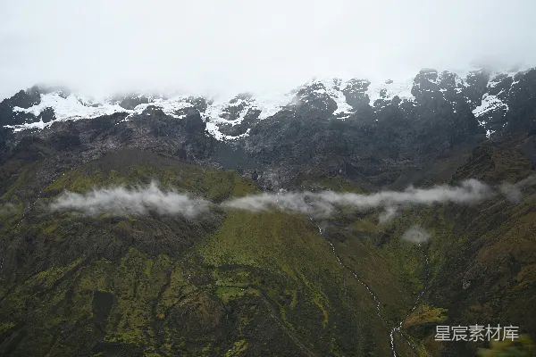 高清摄影 雾气缭绕的雪山