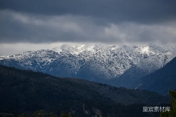 高清摄影 白天多云天空下的积雪覆盖的山