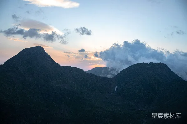 高清摄影 两座紧挨着的山