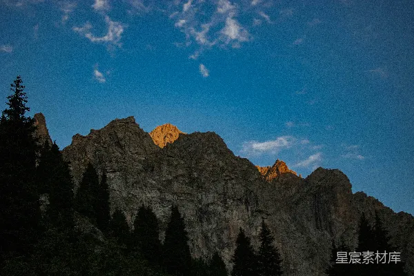 高清摄影 一座岩石山上有树木