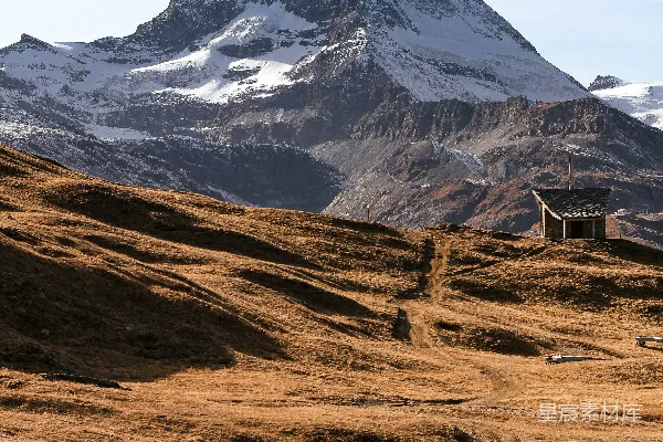 高清摄影 一座山前面有一栋房子。