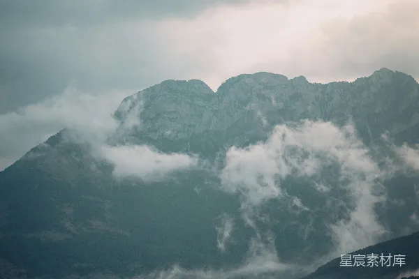 高清摄影 黑白山峰在白云下