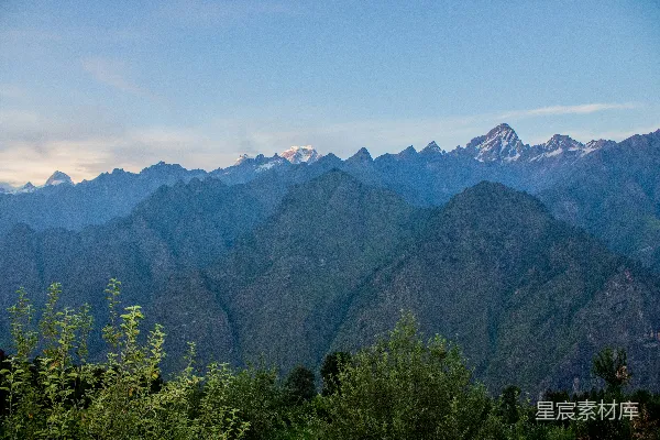 高清摄影 白天山旁的绿树