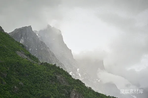 高清摄影 一片草地，背景中有座山。