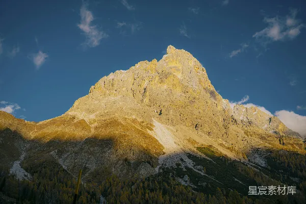 高清摄影 雄伟的山峰在晴朗的蓝天映衬下金光闪闪。