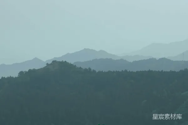 高清摄影 被雾气笼罩的山影
