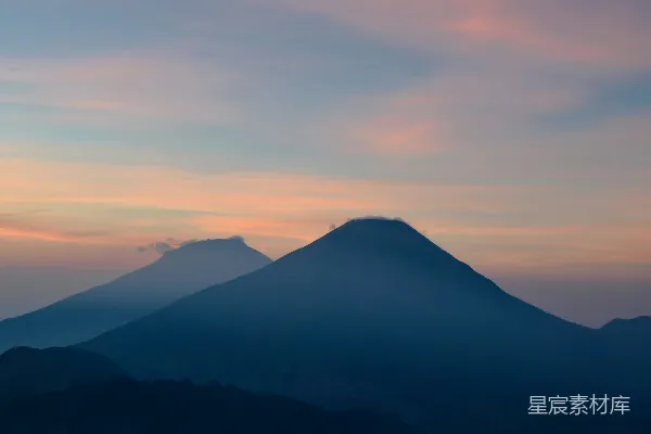 高清摄影 一架飞机上看到的日落时分的山景