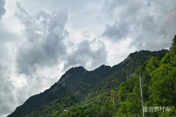 高清摄影 一座山的景色，天空中布满了云层。