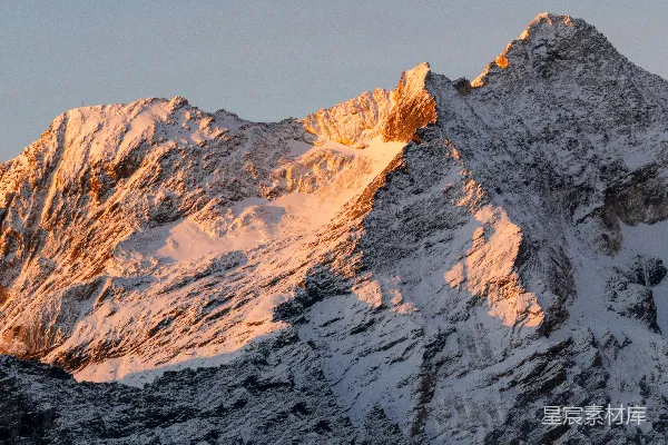 高清摄影 金光洒满雪山。
