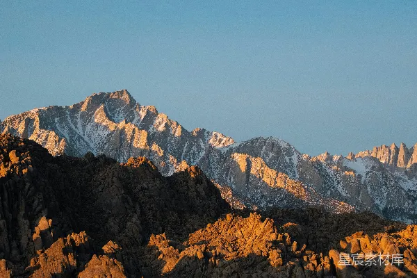高清摄影 一座山脉，背景是白雪覆盖的山峰。